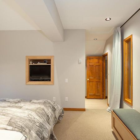 Painted Cliff 11 | Dog Friendly! Ski-In Ski-Out Benchlands Townhome W/ Hot Tub & Fireplace ウィスラー エクステリア 写真