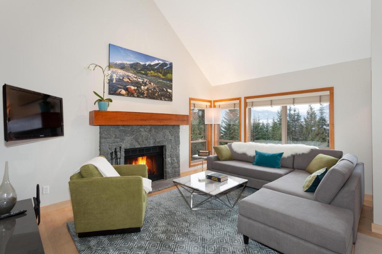 Painted Cliff 11 | Dog Friendly! Ski-In Ski-Out Benchlands Townhome W/ Hot Tub & Fireplace ウィスラー エクステリア 写真