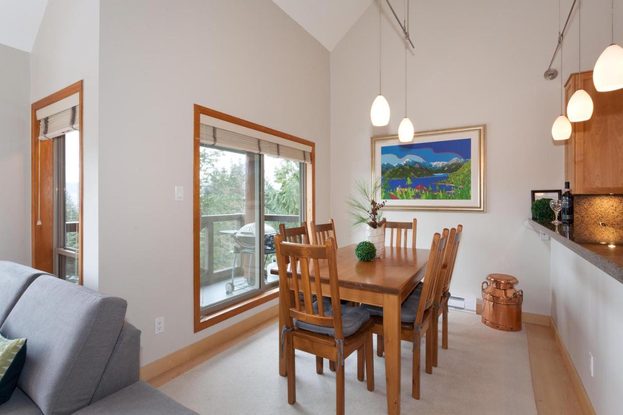 Painted Cliff 11 | Dog Friendly! Ski-In Ski-Out Benchlands Townhome W/ Hot Tub & Fireplace ウィスラー エクステリア 写真