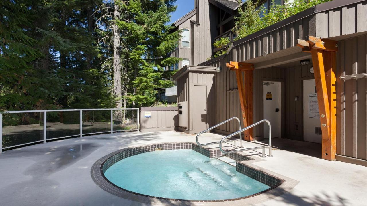 Painted Cliff 11 | Dog Friendly! Ski-In Ski-Out Benchlands Townhome W/ Hot Tub & Fireplace ウィスラー エクステリア 写真