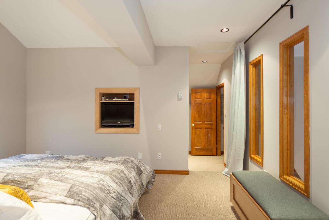 Painted Cliff 11 | Dog Friendly! Ski-In Ski-Out Benchlands Townhome W/ Hot Tub & Fireplace ウィスラー エクステリア 写真