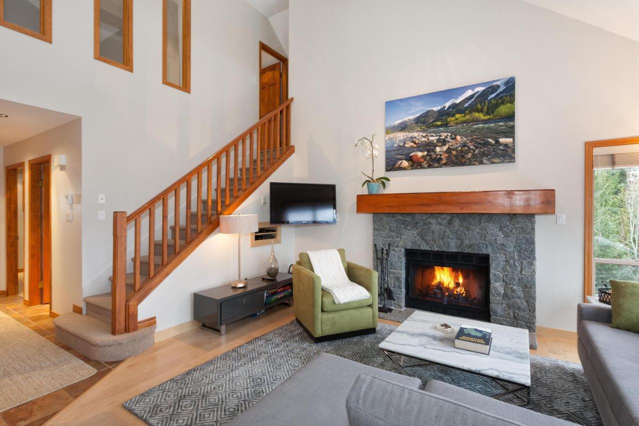 Painted Cliff 11 | Dog Friendly! Ski-In Ski-Out Benchlands Townhome W/ Hot Tub & Fireplace ウィスラー エクステリア 写真