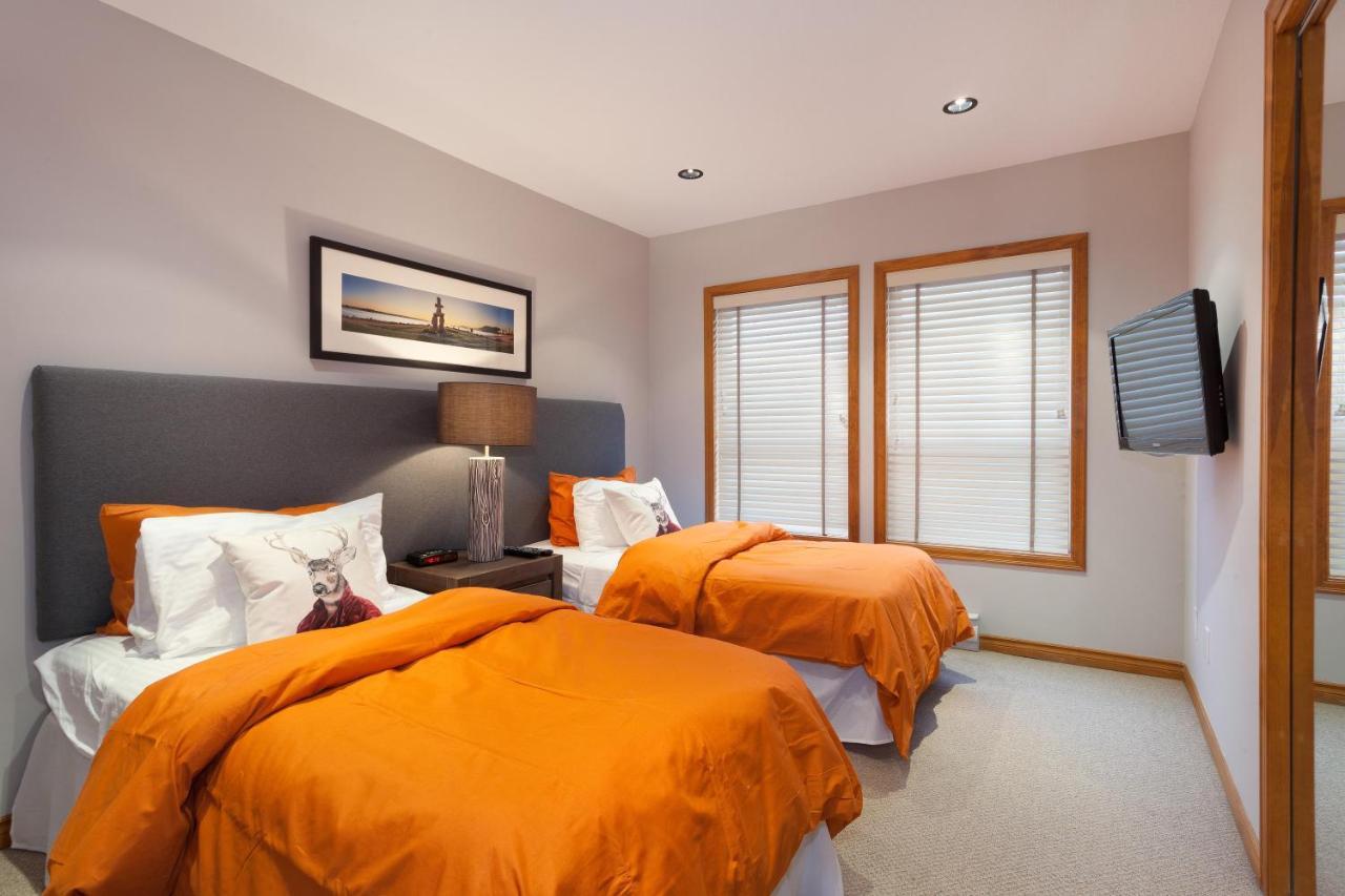 Painted Cliff 11 | Dog Friendly! Ski-In Ski-Out Benchlands Townhome W/ Hot Tub & Fireplace ウィスラー エクステリア 写真